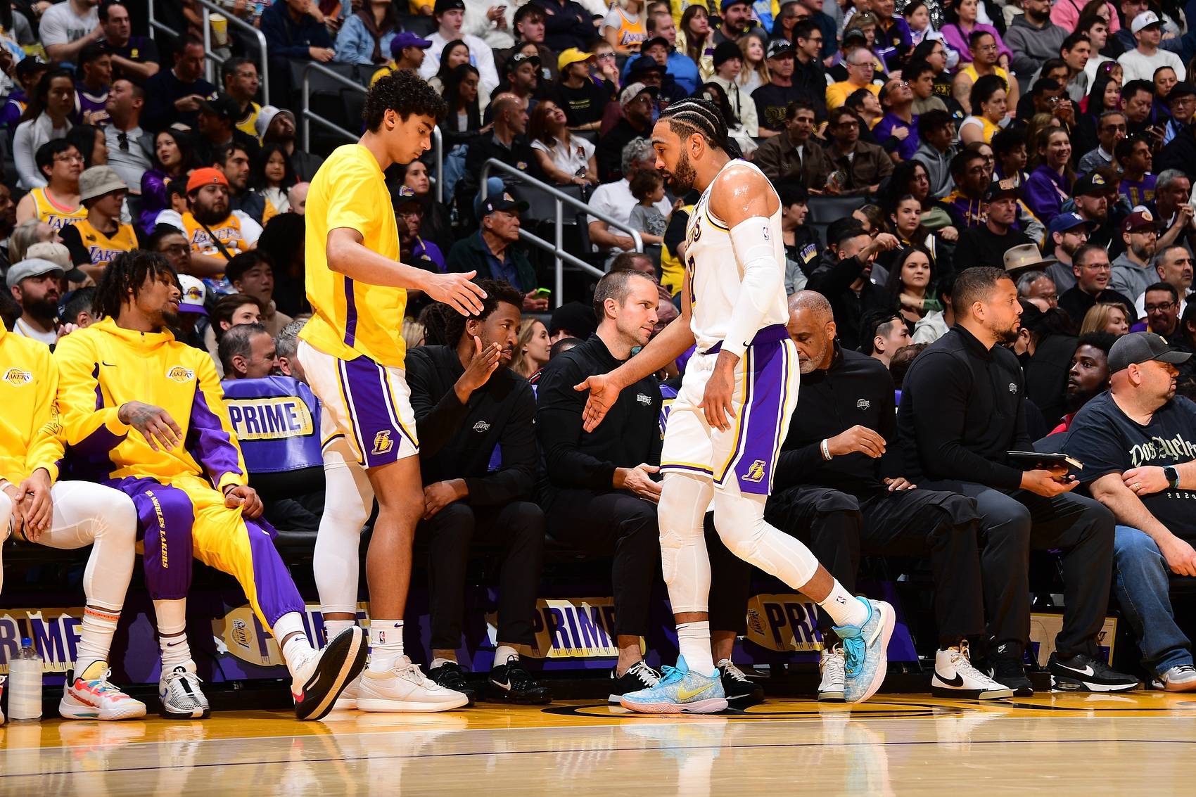 NBA常规赛今夜再迎强敌；尼斯回应争议；主帅态度——赛场秩序良好；团队化学反应显著